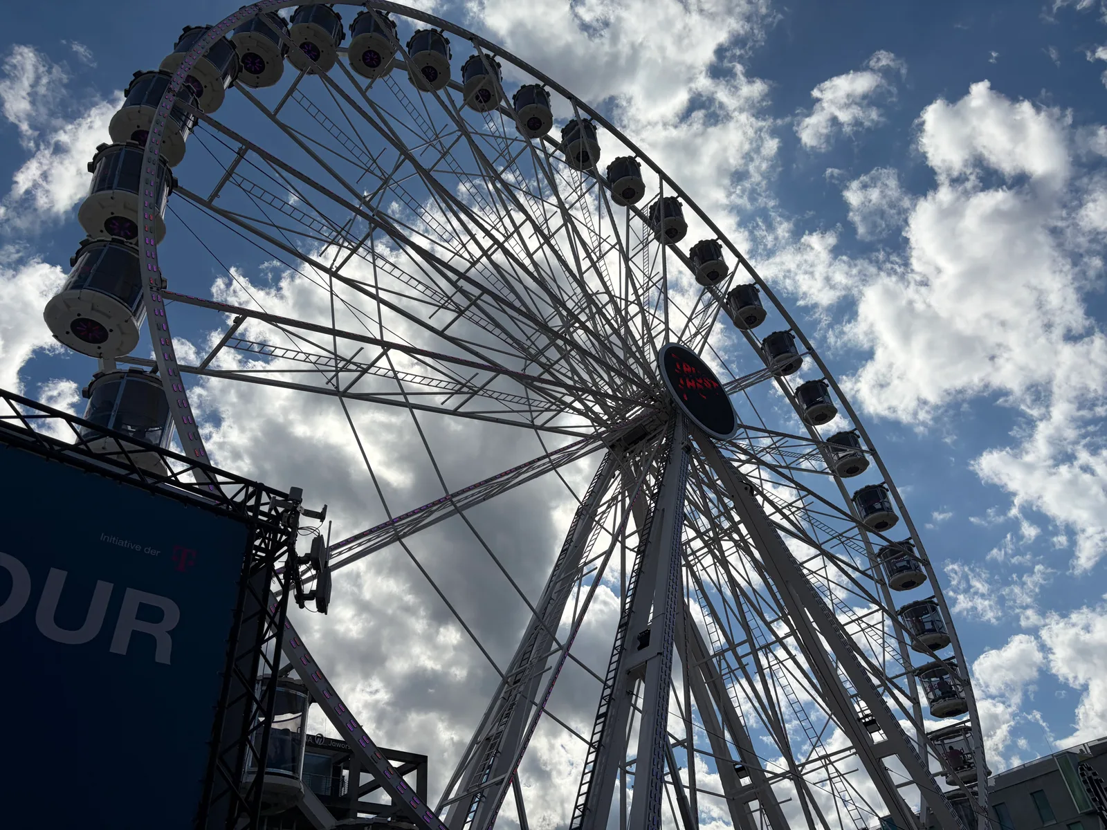 Riesenrad auf dem Veranstaltungsgelände am Rheinauhafen, von unten gegen bewölkten Himmel fotografiert.