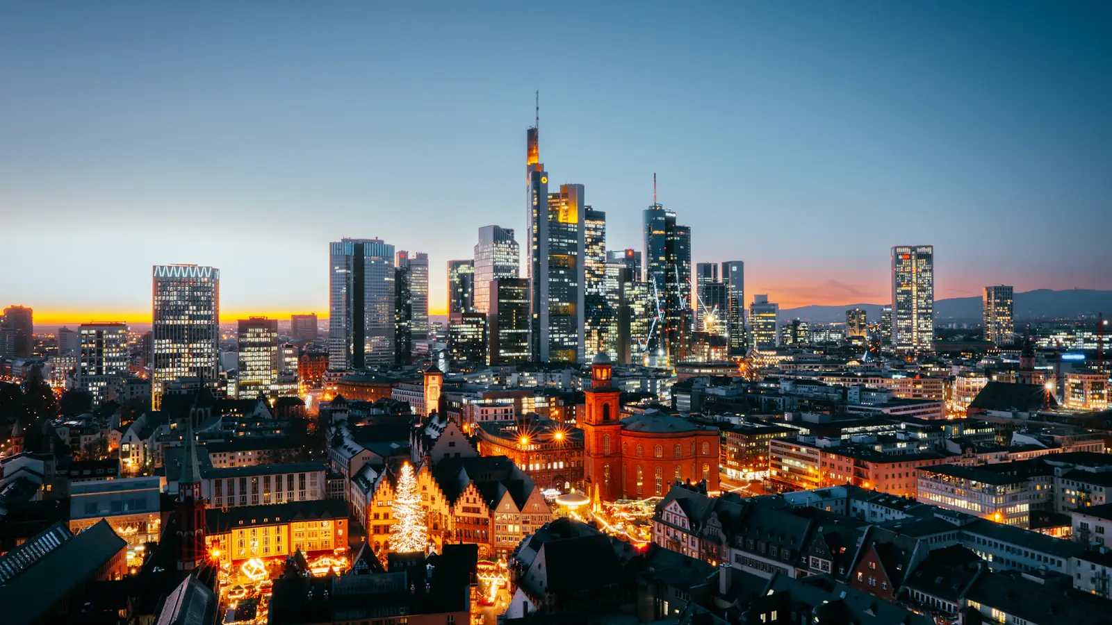 Frankfurter Bankenskyline in der Abenddämmerung